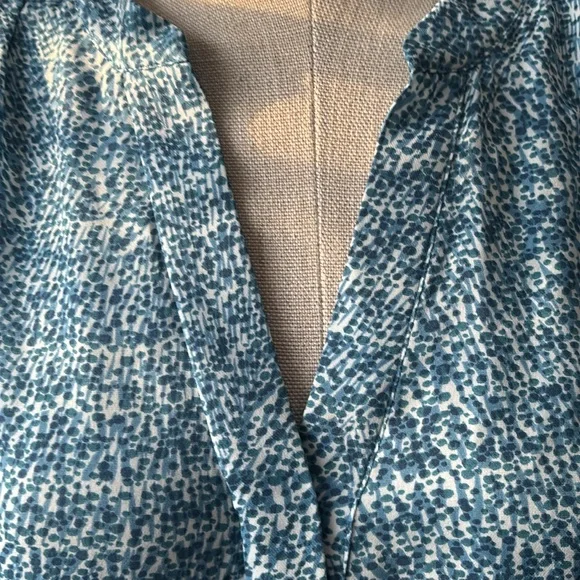 Vince Blouse Size Medium Silk Blue V Neck Popover Relaxed Fit Top Sleeveless - Picture 4 of 7